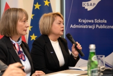 Dyrektor i Ambasador siedzą przy stole