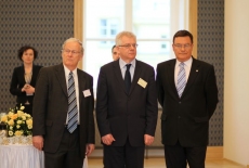 od lewej przedstawiciel delegacji, Jacek Czaputowicz, Sławomir Brudziński