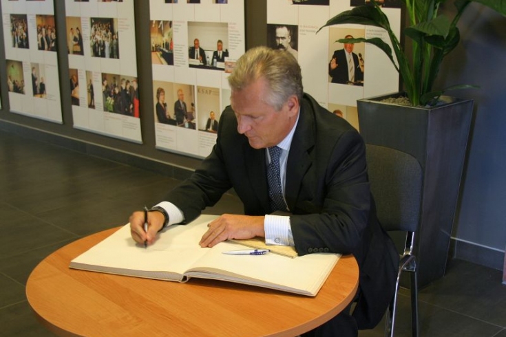 fot. Rafał Nowaczek Prezydent Aleksander Kwaśniewski wpisuje sie do księgi pamiątkowej