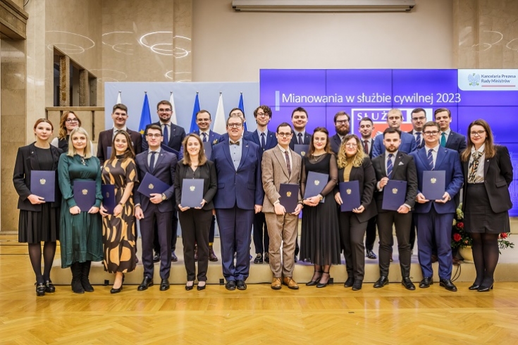 fot. DSC KPRM zdjęcie grupowe mianowanych absolwentów KSAP
