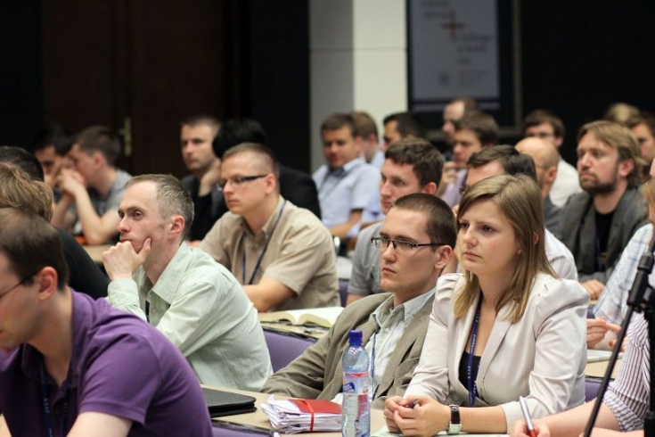fot. Sebastian Szulfer/KSAP Uczestnicy spotkania siedzą w ławkach na Auli