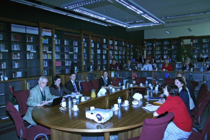 fot. Tomasz Muszalski/KSAP prof. Witold Mikułowski oraz goście spotkania siedzą przy stole w bibliotece KSAP