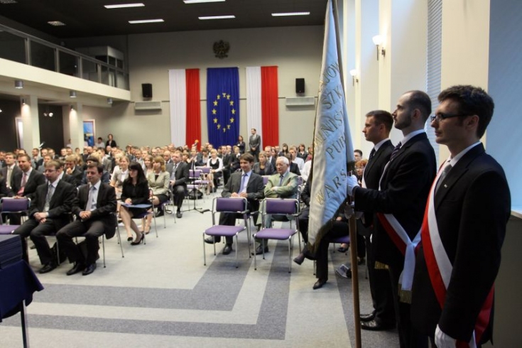 fot. Sebastian Szulfer/KSAP Widok na gości siedzących na auli, po prawej stronie stoi poczet sztandarowy