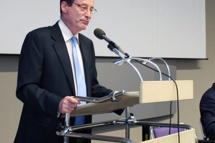 fot. Sebastain Szulfer/KSAP Ambasador Francji stoi przy mównicy i przemawia