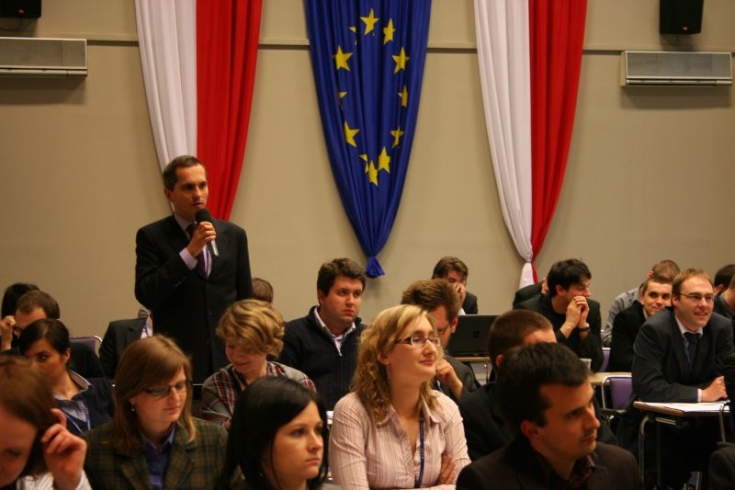 fot. Sebastian Szulfer/KSAP Jeden z uczestników stoi na auli i mówi do mikrofonu