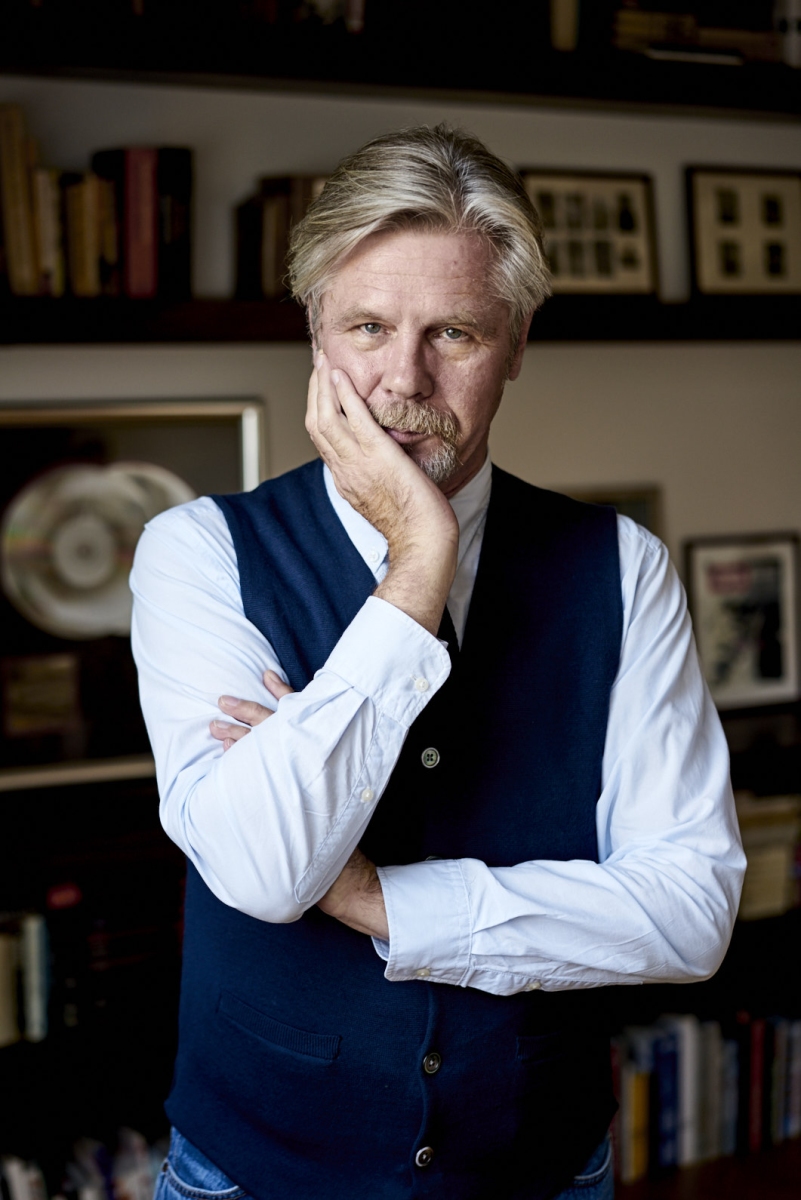 Portretowe zdjęcie Pawła Potoryczyna